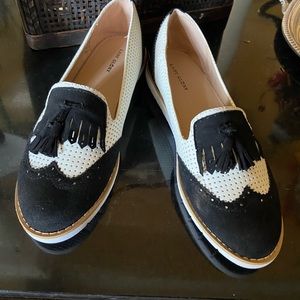 Beautiful Black & White Flats.You will be talk of the town in these beauties…